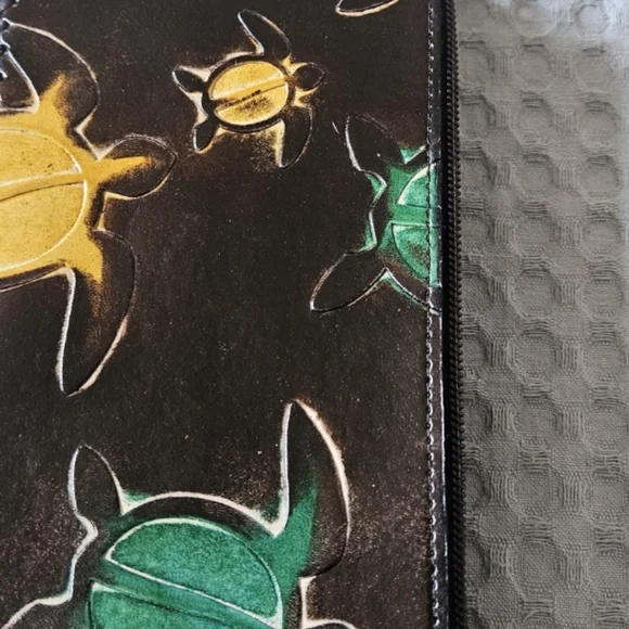 Turtle Design Leather Wallet - Picture 3 of 4